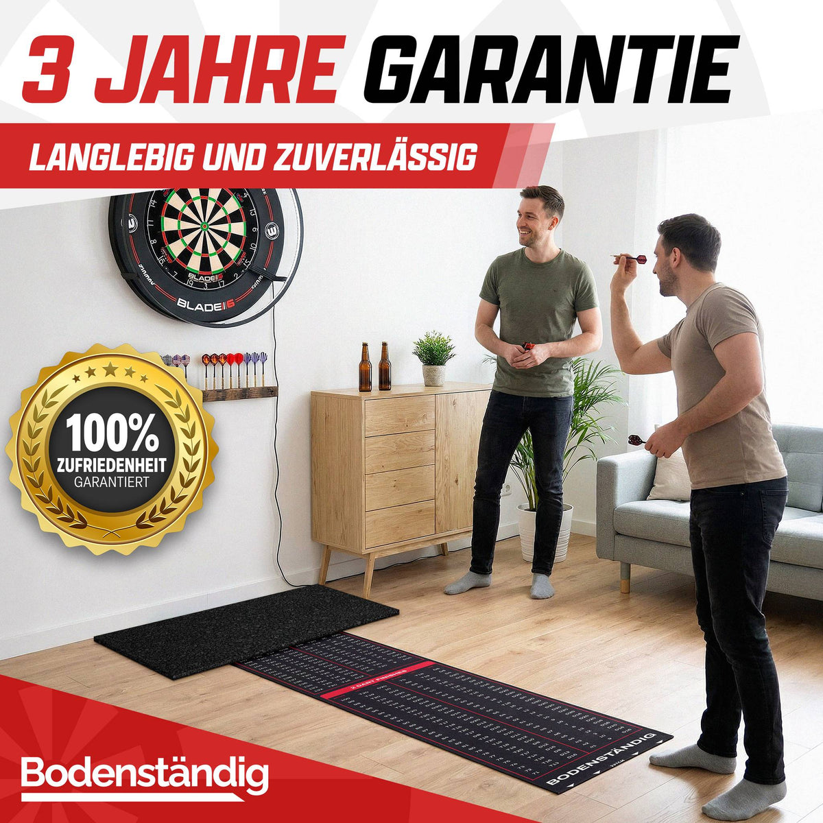 Zwei Männer spielen Darts im Wohnzimmer, vor ihnen die schwarze Bodenschutzmatte, Text: 3 Jahre Garantie, Bodenständig