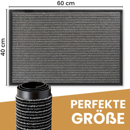 Hellgraue Fussmatte mit rutschfester Unterseite, dargestellt in perfekter Groesse fuer den Aussenbereich