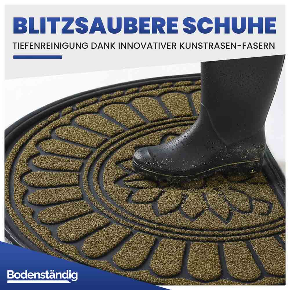 Halbrunde beige Eingangsmatte zur Tiefenreinigung. Ein Gummistiefel wird von Schmutz befreit.