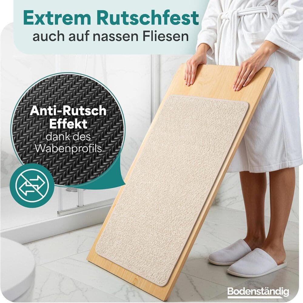 Rutschfeste beige Badematte auf schraeger Holzplatte demonstriert starken Halt durch Wabenprofil, ideal fuer nasse Fliesen im Badezimmer
