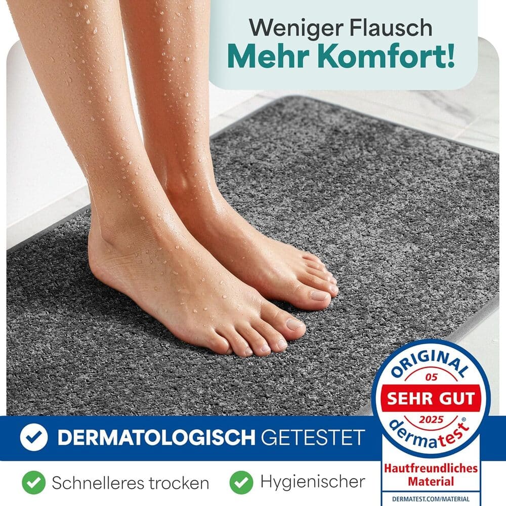 Nasse Fuessse auf rutschfester grauer Badematte, dermatologisch getestet, schnelles Trocknen und hygienisches Material fuer das Badezimmer