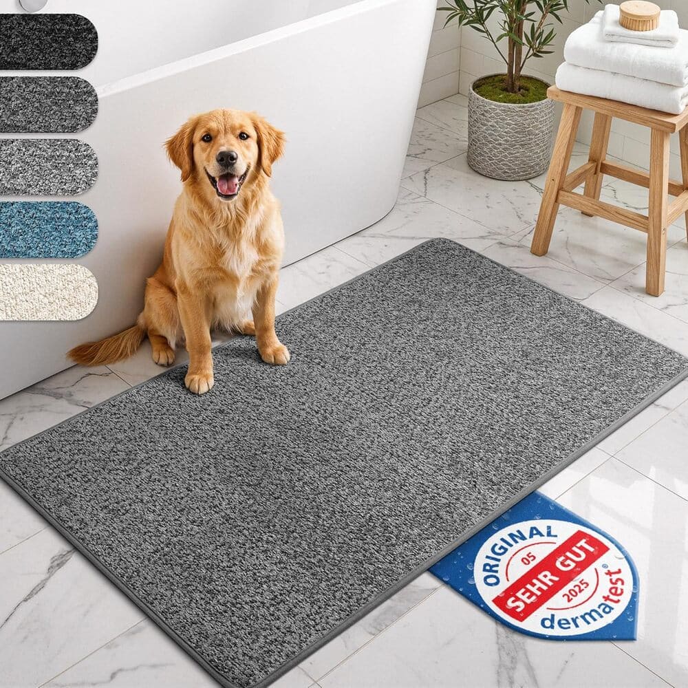 Rutschfeste graue Badematte neben Hund im Badezimmer, saugfaehig und pflegeleicht, ideal fuer Bad und Haustierbedarf