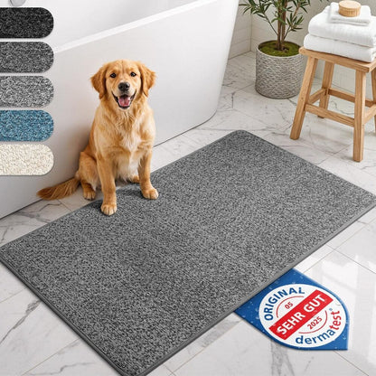 Rutschfeste graue Badematte neben Hund im Badezimmer, saugfaehig und pflegeleicht, ideal fuer Bad und Haustierbedarf