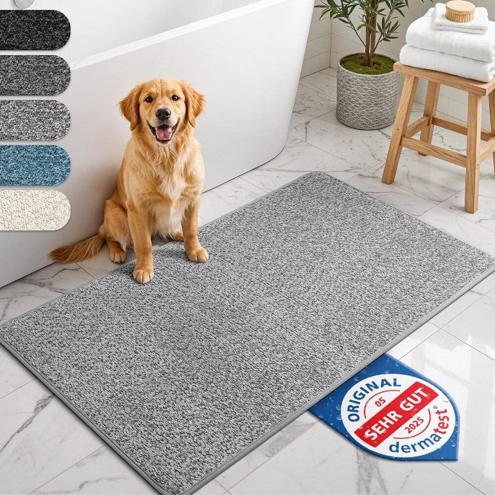 Rutschfeste hellgraue Badematte neben Hund im Badezimmer, saugfaehig und pflegeleicht, ideal fuer Bad und Haustierbedarf