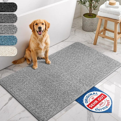 Rutschfeste hellgraue Badematte neben Hund im Badezimmer, saugfaehig und pflegeleicht, ideal fuer Bad und Haustierbedarf