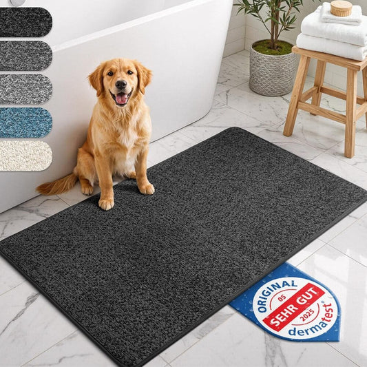 Rutschfeste graue Badematte neben Hund im Badezimmer, saugfaehig und pflegeleicht, ideal fuer das Bad