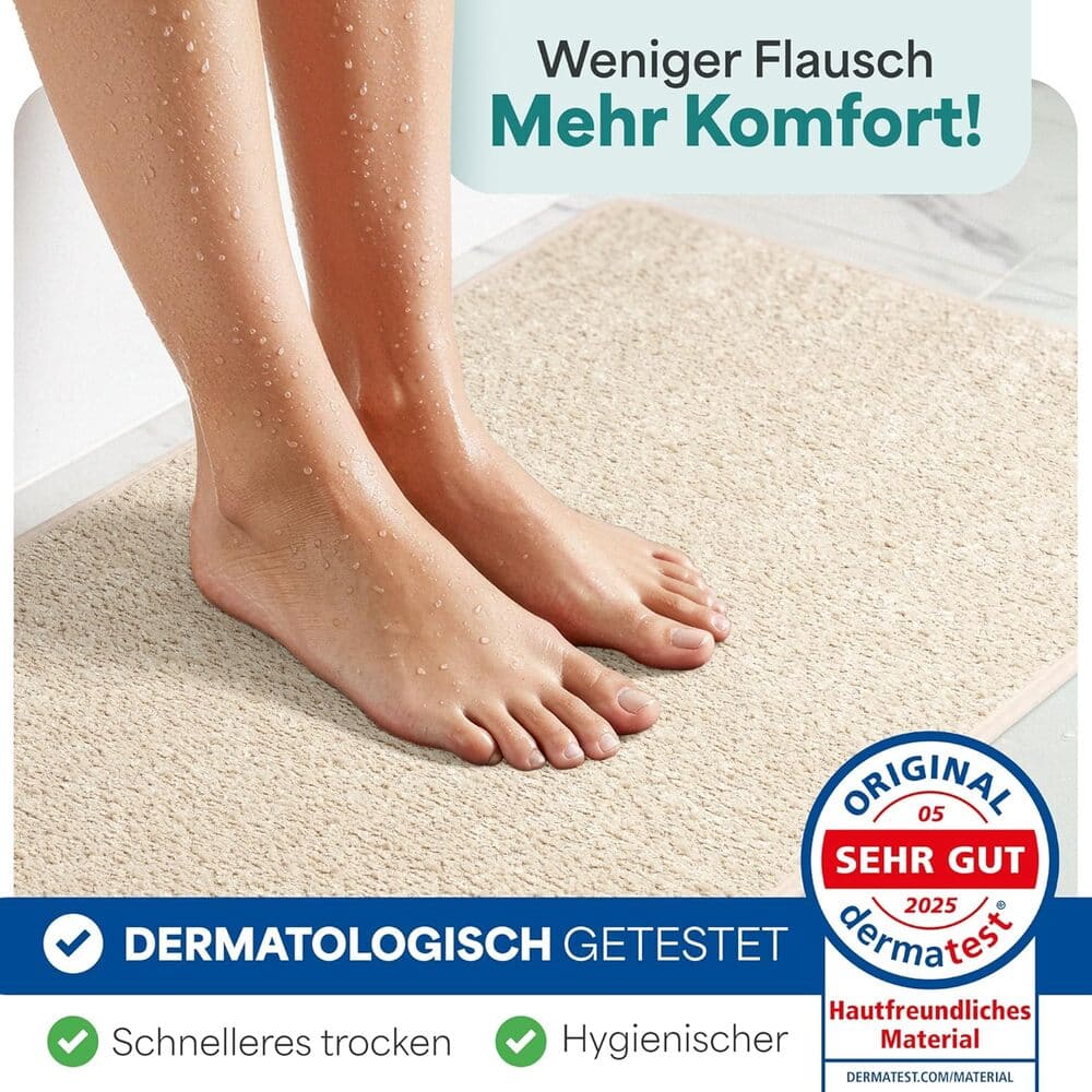 Nasse Fuessse auf rutschfester grauer Badematte, dermatologisch getestet, schnelles Trocknen und hygienisches Material fuer das Badezimmer