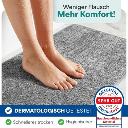 Nasse Fuessse auf rutschfester hellgrauer Badematte, dermatologisch getestet, schnelles Trocknen und hygienisches Material fuer das Badezimmer