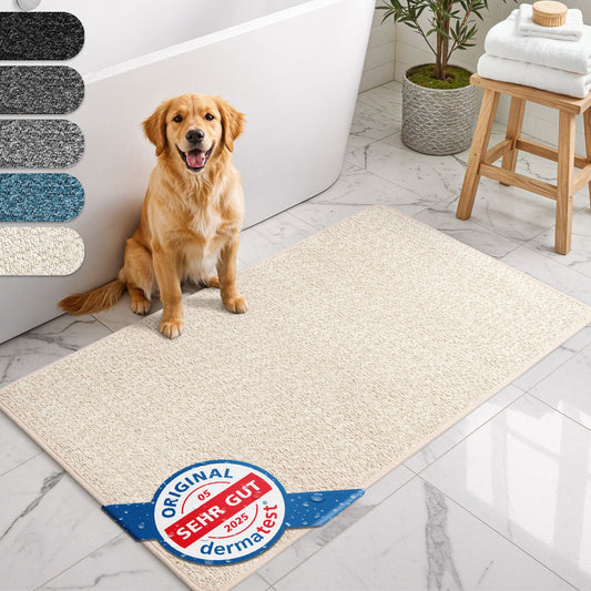 Beige Badematte vor einer Badewanne, daneben sitzt ein Golden Retriever; dazu ein Dermatest-Siegel „Sehr gut“.