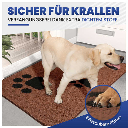 Braune, krallensichere Schmutzfangmatte mit dichtem Stoff. Labrador im Eingangsbereich mit Nahaufnahme der Pfoten.