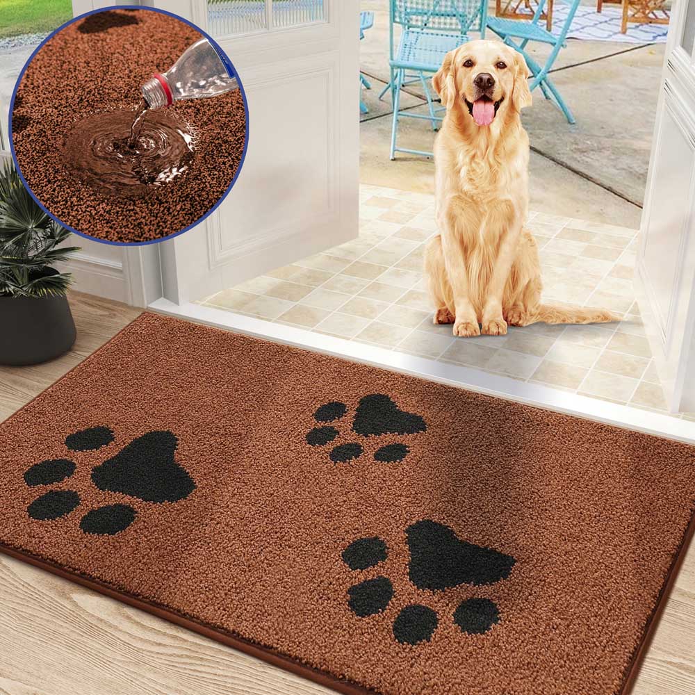 Braune, hoch saugfähige Schmutzfangmatte mit dunklem Pfotenmuster. Im Hintergrund sitzt ein Golden Retriever am Eingang.
