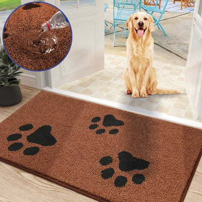 Braune, hoch saugfähige Schmutzfangmatte mit dunklem Pfotenmuster. Im Hintergrund sitzt ein Golden Retriever am Eingang.