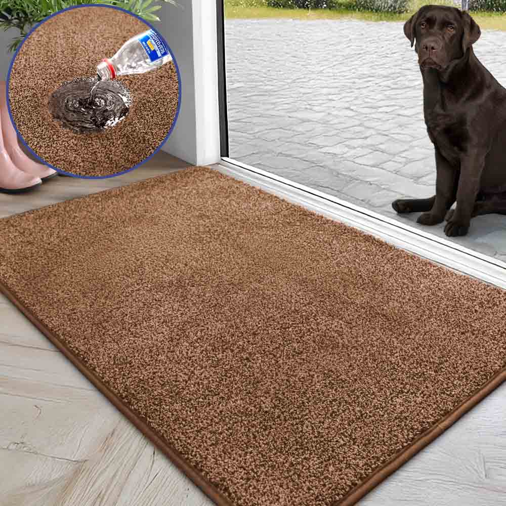Braune, hoch saugfähige Fußmatte im Eingangsbereich. Labrador sitzt im Hintergrund. Detailaufnahme von Wasseraufnahme.