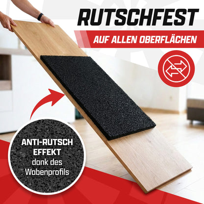 Schwarze Gummimatte liegt auf einem schräg gehaltenen Holzbrett, Text: Rutschfest auf allen Oberflächen, Anti-Rutsch-Effekt