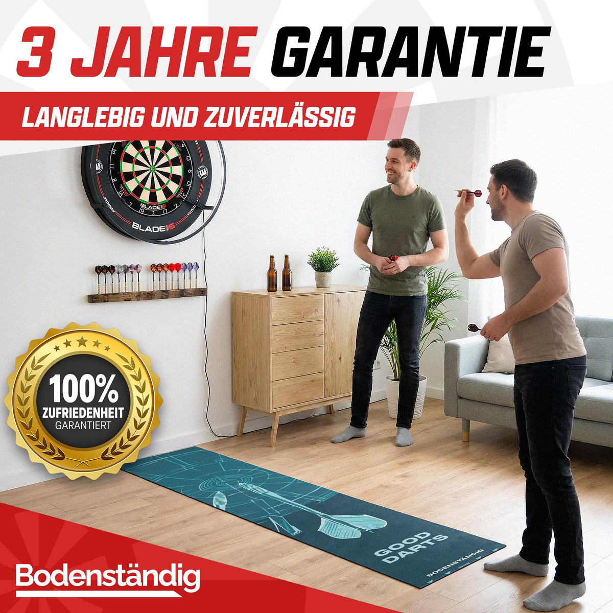 Zwei Männer spielen Darts auf dem Dartteppich im Wohnzimmer, Text: 3 Jahre Garantie und 100 % Zufriedenheit