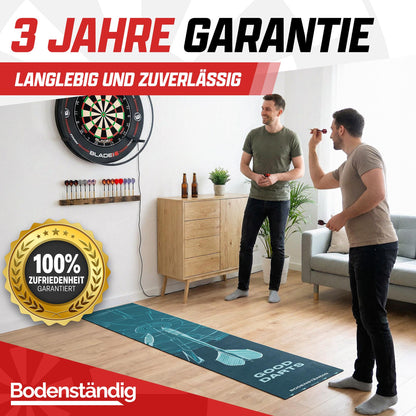 Zwei Männer spielen Darts auf dem Dartteppich im Wohnzimmer, Text: 3 Jahre Garantie und 100 % Zufriedenheit
