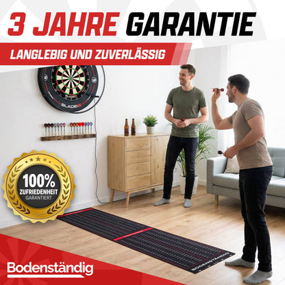 Zwei Männer spielen Darts im Wohnzimmer, am Boden liegt die schwarze Dartmatte, Text: 3 Jahre Garantie