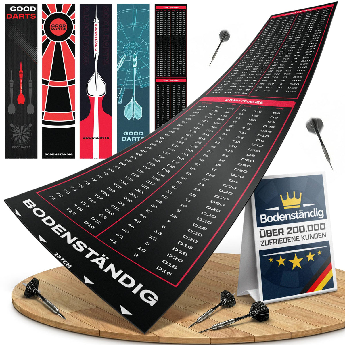 Schwarzer Dartteppich mit roter Checkout-Tabelle für 2- und 3-Dart-Finishes, dazu Dartpfeile und Kundenaufsteller