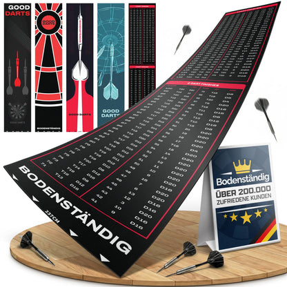 Schwarzer Dartteppich mit roter Checkout-Tabelle für 2- und 3-Dart-Finishes, dazu Dartpfeile und Kundenaufsteller