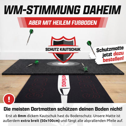 Schwarze Dartmatte mit Good-Darts-Motiv vor dicker Gummi-Schutzmatte auf Parkett, Text: WM-Stimmung daheim