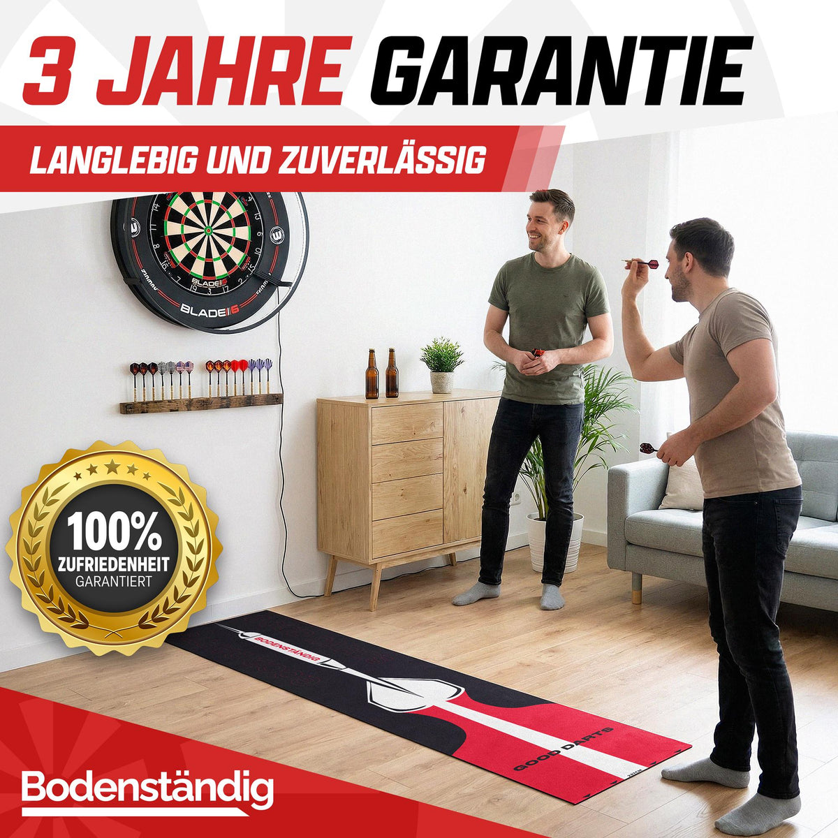 Zwei Männer spielen Darts im Wohnzimmer, davor liegt ein schwarz-roter Dartteppich, Text: 3 Jahre Garantie