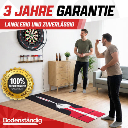 Zwei Männer spielen Darts im Wohnzimmer, davor liegt ein schwarz-roter Dartteppich, Text: 3 Jahre Garantie