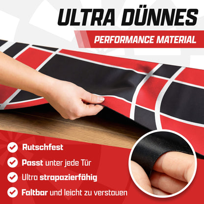 Hand hebt den dünnen rot-schwarzen Dartteppich an, Text: Ultra dünnes Material, rutschfest, faltbar, strapazierfähig