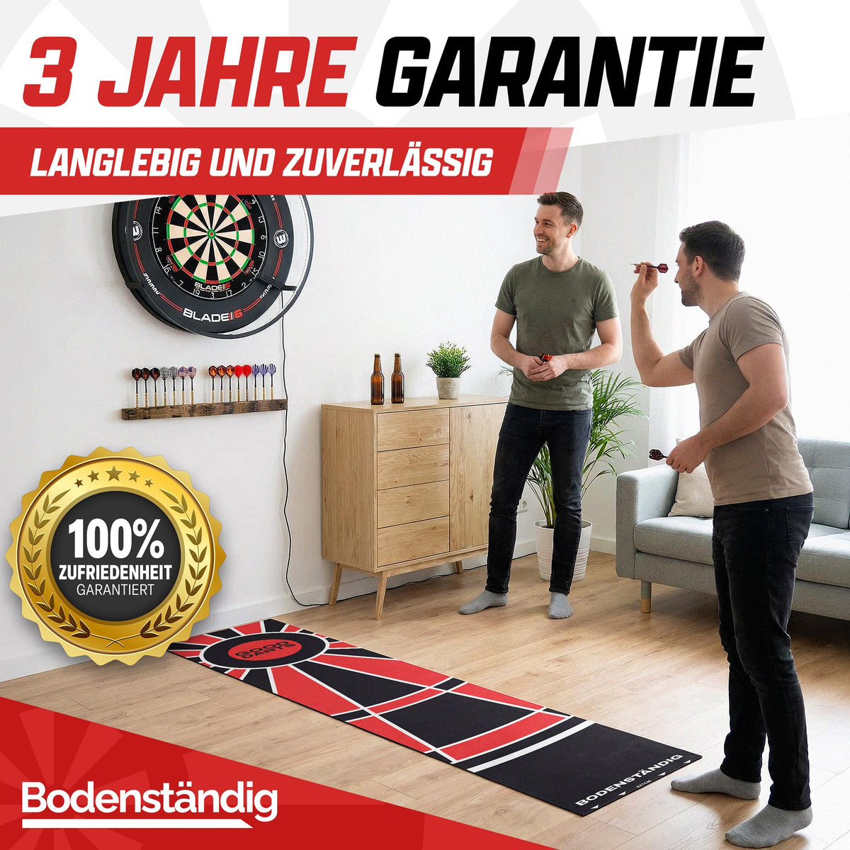 Rot-schwarzer Dartteppich im Wohnraum, zwei Männer werfen Darts auf die Dartscheibe, Text: 3 Jahre Garantie