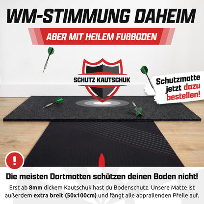 Schwarze Dartmatte liegt vor dicker Schutzmatte aus Kautschuk auf Holzboden, daneben Dartpfeile, Text: Heiler Fußboden