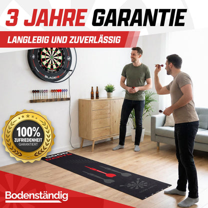 Zwei Männer spielen Darts im Wohnzimmer, davor liegt der schwarze Dartteppich, Text: 3 Jahre Garantie
