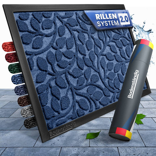 Blaue Fußmatte mit Blattmotiv und Rillensystem 2.0, daneben Farbmuster und eine Bodenständig-Verpackungsrolle auf Steinplatten