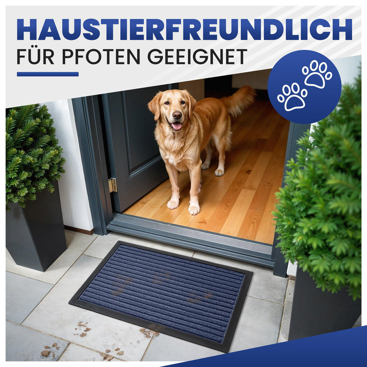 Dunkelblaue Fußmatte vor einer Haustür, dahinter ein Golden Retriever; Text: Haustierfreundlich, für Pfoten geeignet