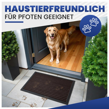 Goldener Hund steht an der offenen Haustür hinter einer braunen Fußmatte mit Pfotenspuren, Text: Haustierfreundlich, für Pfoten geeignet