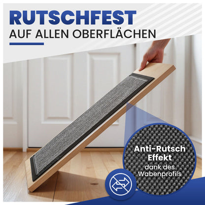 Graue Fußmatte auf schräg gehaltenem Brett, Nahaufnahme Wabenprofil; Text: Rutschfest auf allen Oberflächen, Anti-Rutsch-Effekt