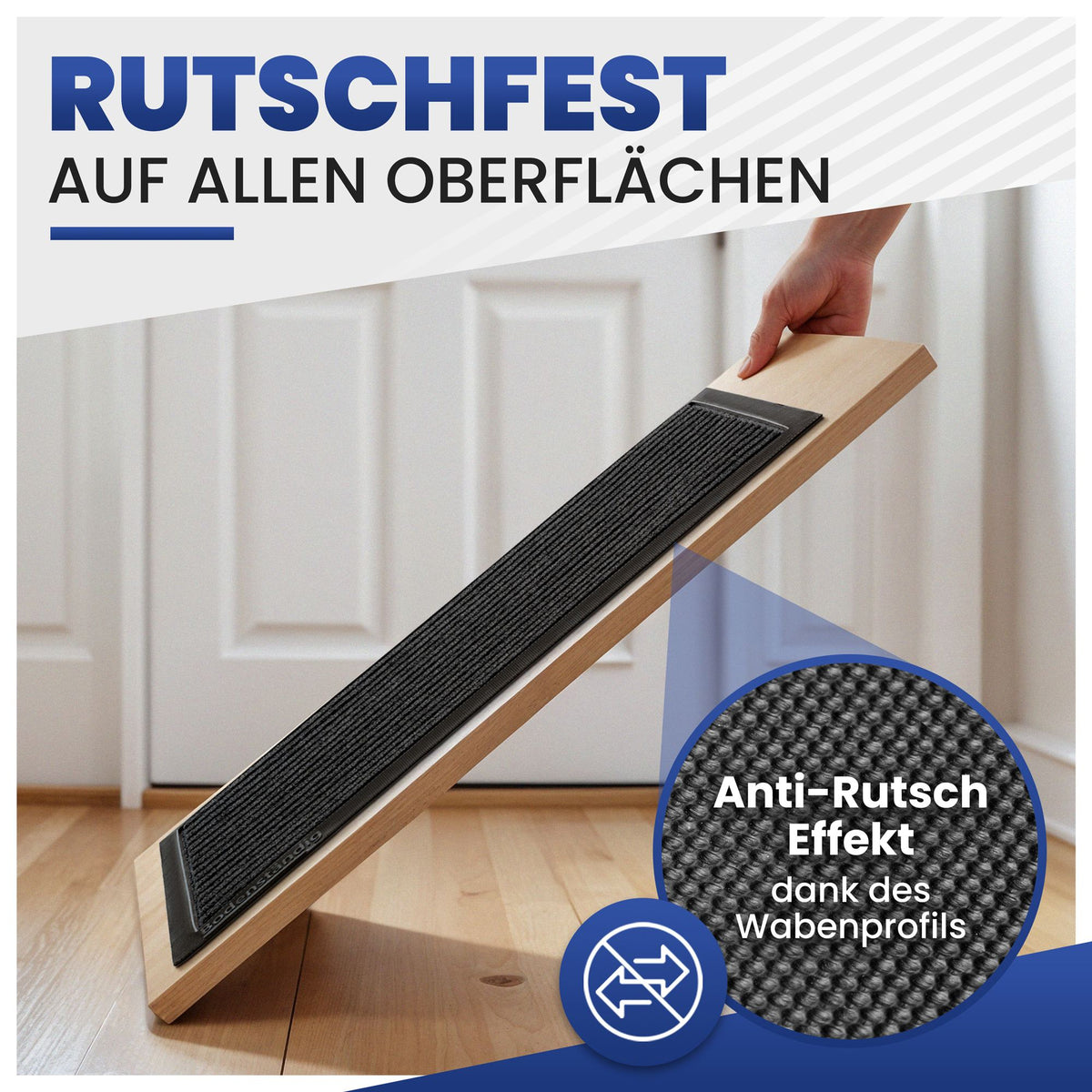 Schwarze Fußmatte auf einem schräg gehaltenen Holzbrett, Detailansicht der Wabenprofil-Unterseite mit Anti-Rutsch-Effekt