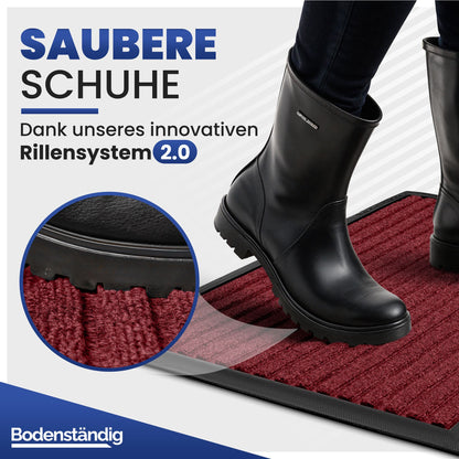 Schwarzer Gummistiefel steht auf dunkelroter Fußmatte, Detailansicht der Rillen, Text: saubere Schuhe dank Rillensystem 2.0