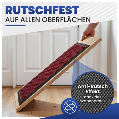 Dunkelrote Fußmatte auf schräg gehaltenem Brett, Text: rutschfest auf allen Oberflächen, Anti-Rutsch-Wabenprofil