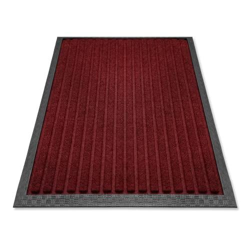 Dunkelrote Fussmatte mit streifenstruktur und robustem Rand, ideal fuer Eingangsbereich und Flur.