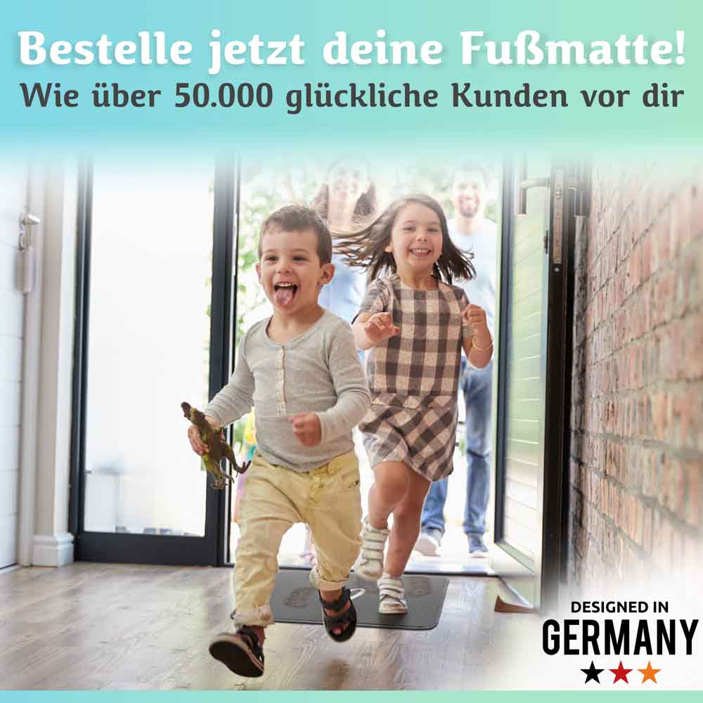 kinder laufen lachend in den flur auf eine graue fussmatte fuer innen zu, hochwertig designed in germany fuer den eingangsbereich