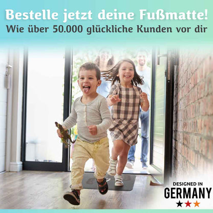 kinder laufen lachend in den flur auf eine graue fussmatte fuer innen zu, hochwertig designed in germany fuer den eingangsbereich