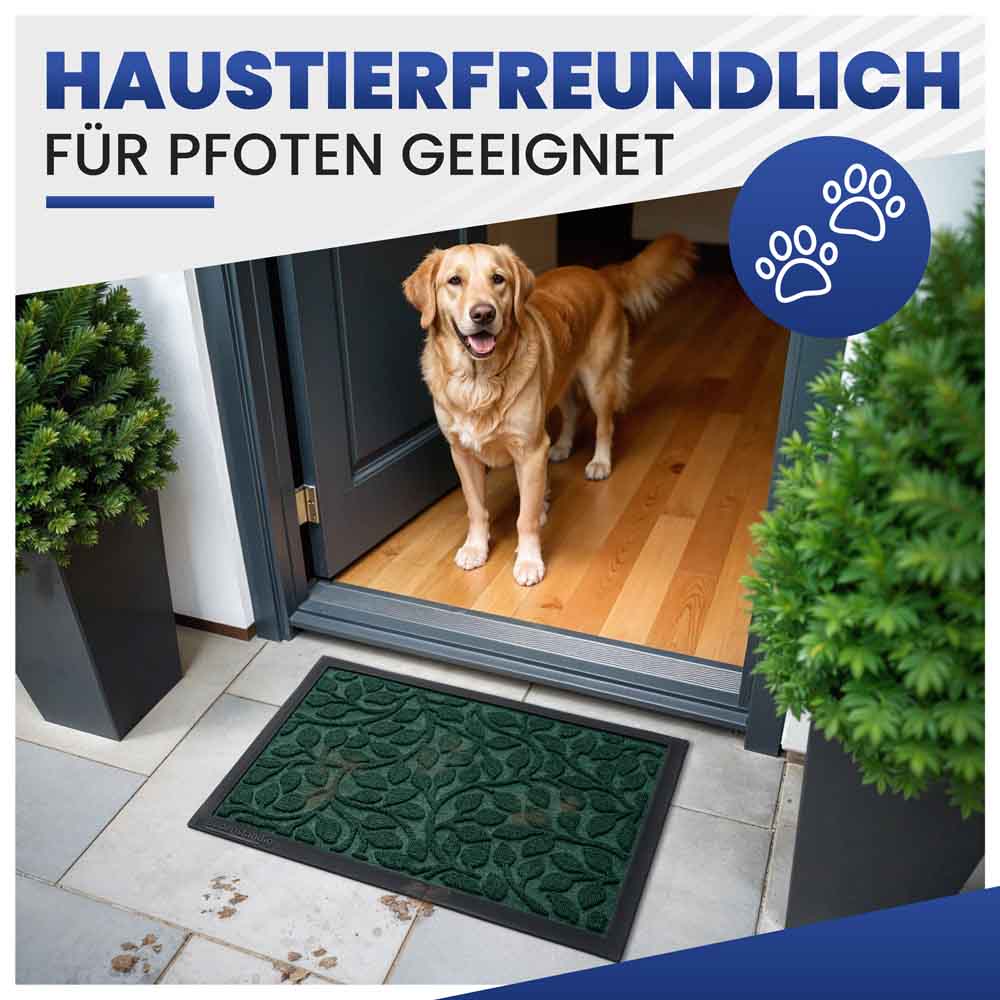 gruene fussmatte mit blattmuster fuer innen am hauseingang geeignet fuer haustiere hund steht auf holzboden und pfotenabdruecke sind sichtbar