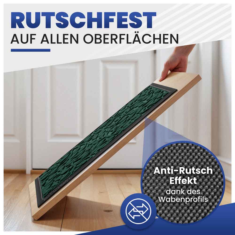 gruene fussmatte auf schraeger holzplatte wird getestet rutschfest dank wabenprofil detailaufnahme der gummierung sichtbar