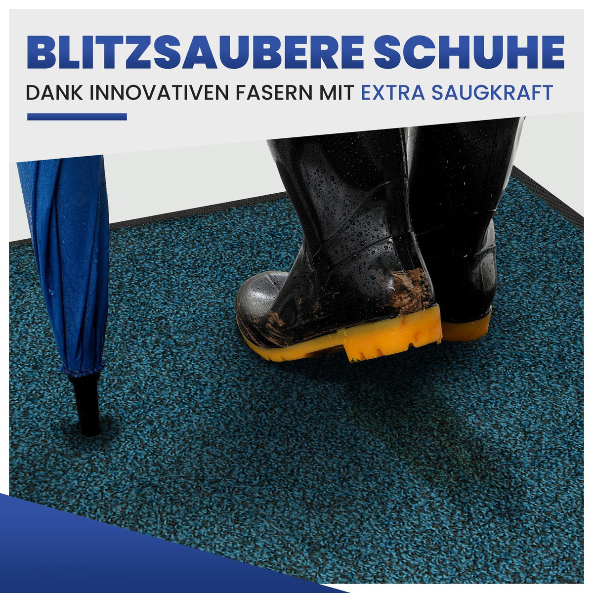 Nasse Gummistiefel und Regenschirm auf blauer Fußmatte, Text: Blitzsaubere Schuhe dank Fasern mit extra Saugkraft