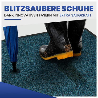 Nasse Gummistiefel und Regenschirm auf blauer Fußmatte, Text: Blitzsaubere Schuhe dank Fasern mit extra Saugkraft
