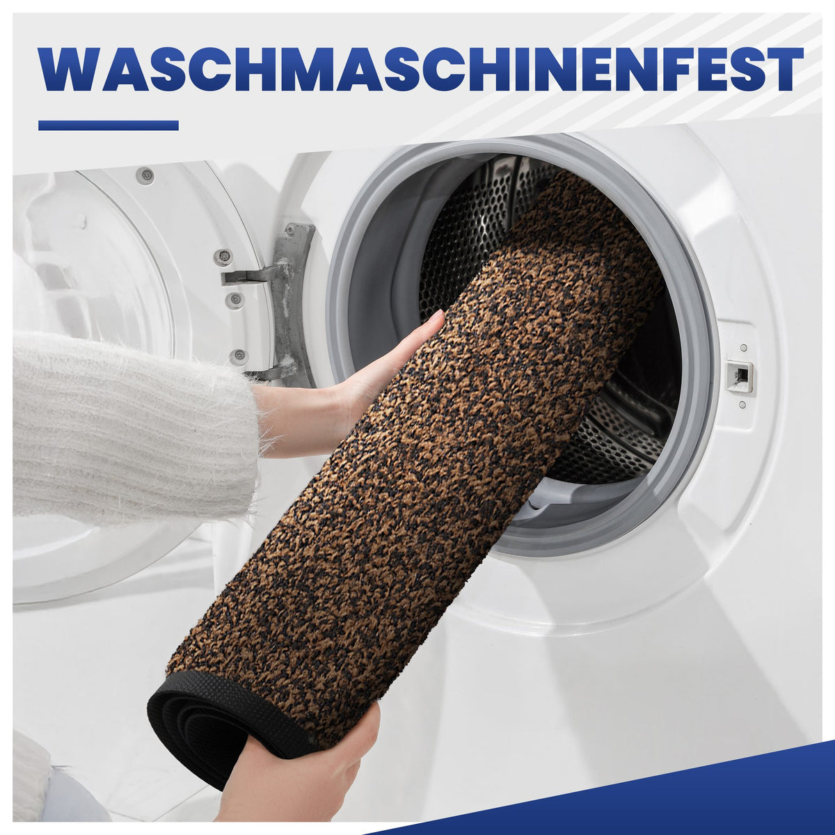 Hand schiebt eine aufgerollte braune Fußmatte in eine Waschmaschine, Text: Waschmaschinenfest