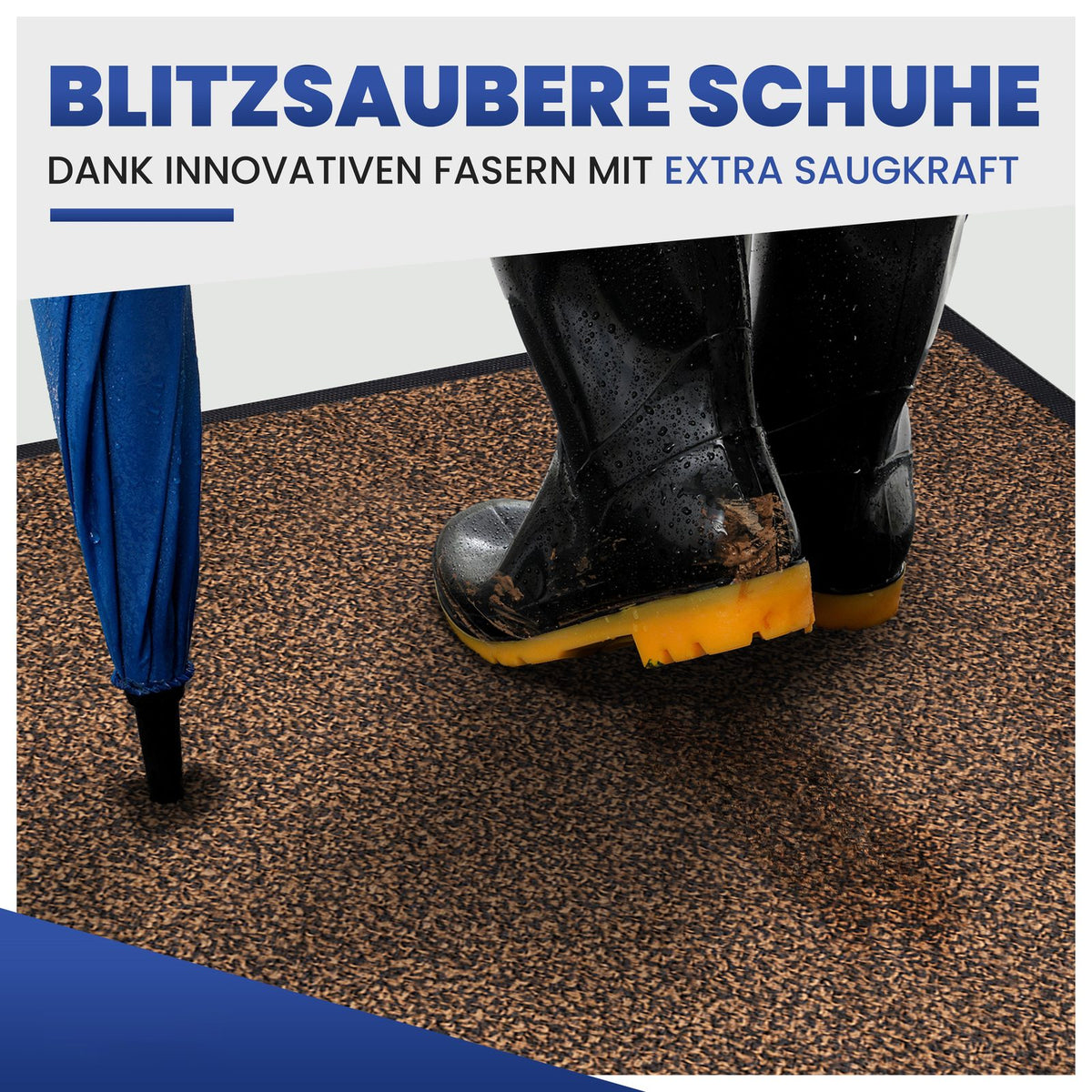 Braune Fußmatte mit schmutzigen Gummistiefeln und blauem Regenschirm, Text: Blitzsaubere Schuhe dank extra Saugkraft