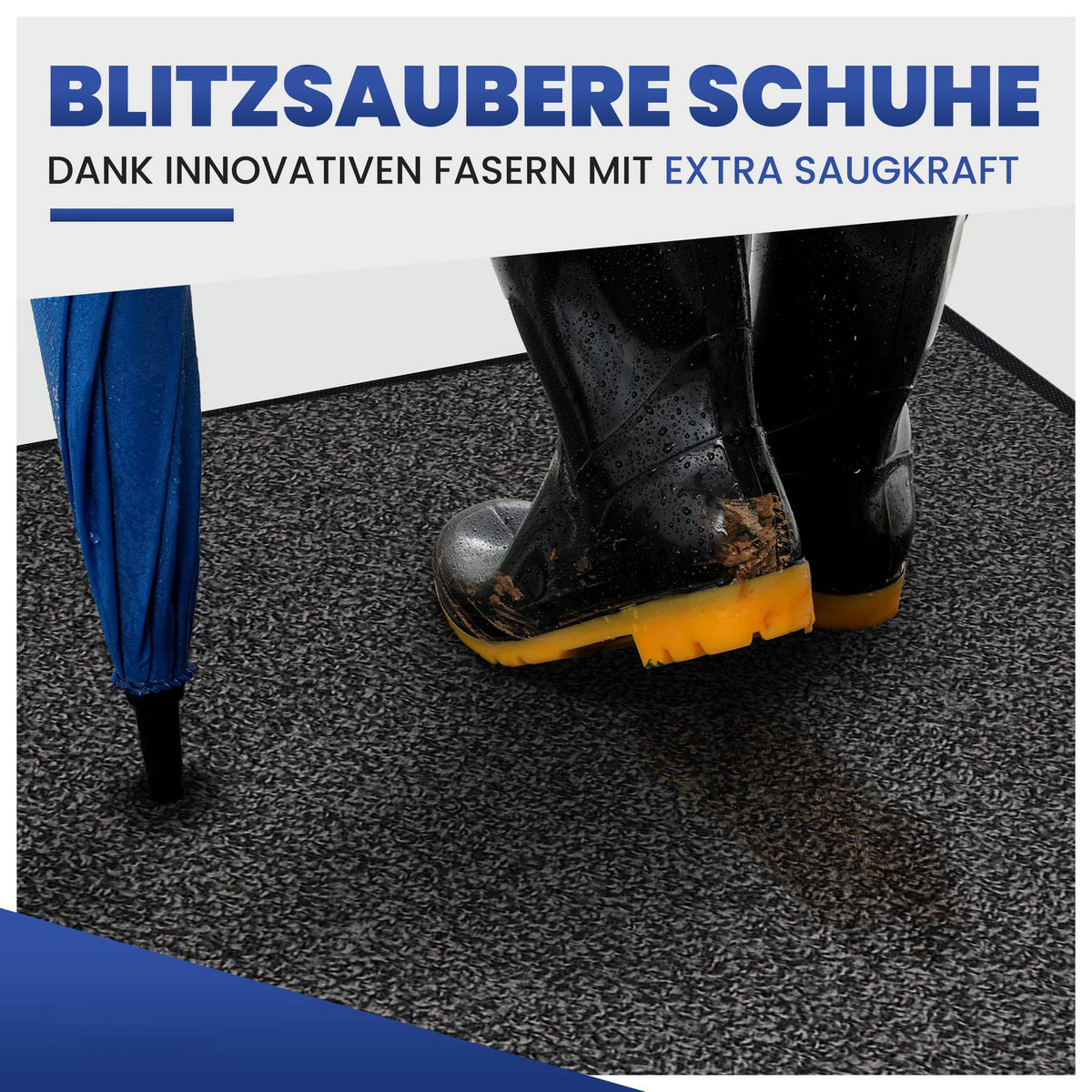 Anthrazitfarbene Fußmatte mit schmutzigen Gummistiefeln und blauem Regenschirm, Text: Blitzsaubere Schuhe dank Saugkraft