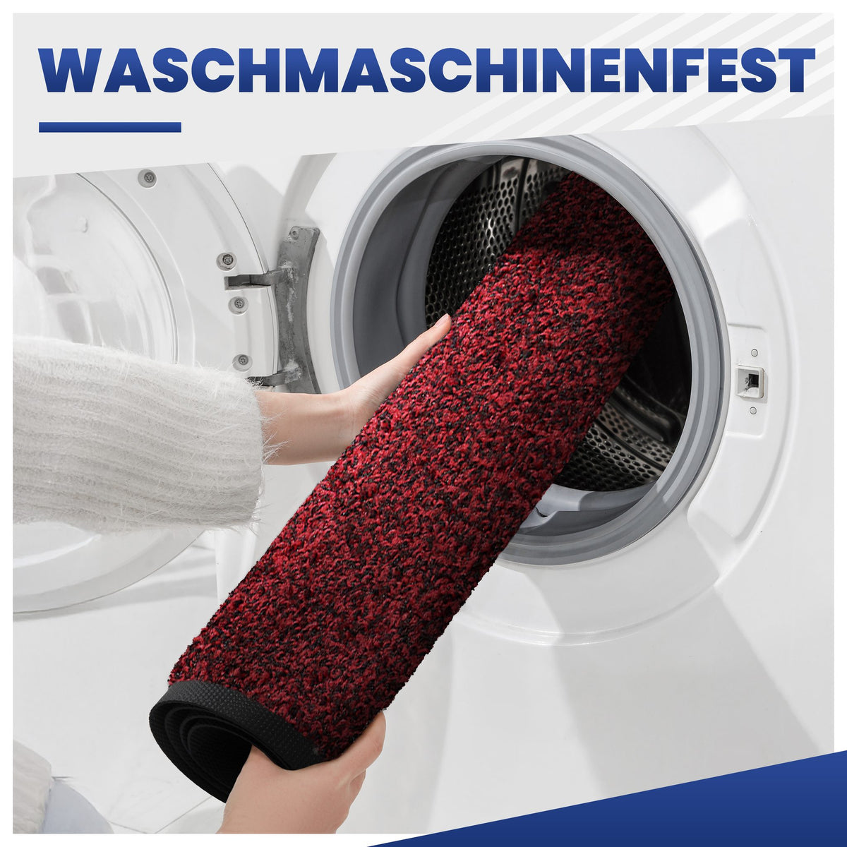 Hände legen eine aufgerollte rote Fußmatte in eine Waschmaschine, Text: waschmaschinenfest