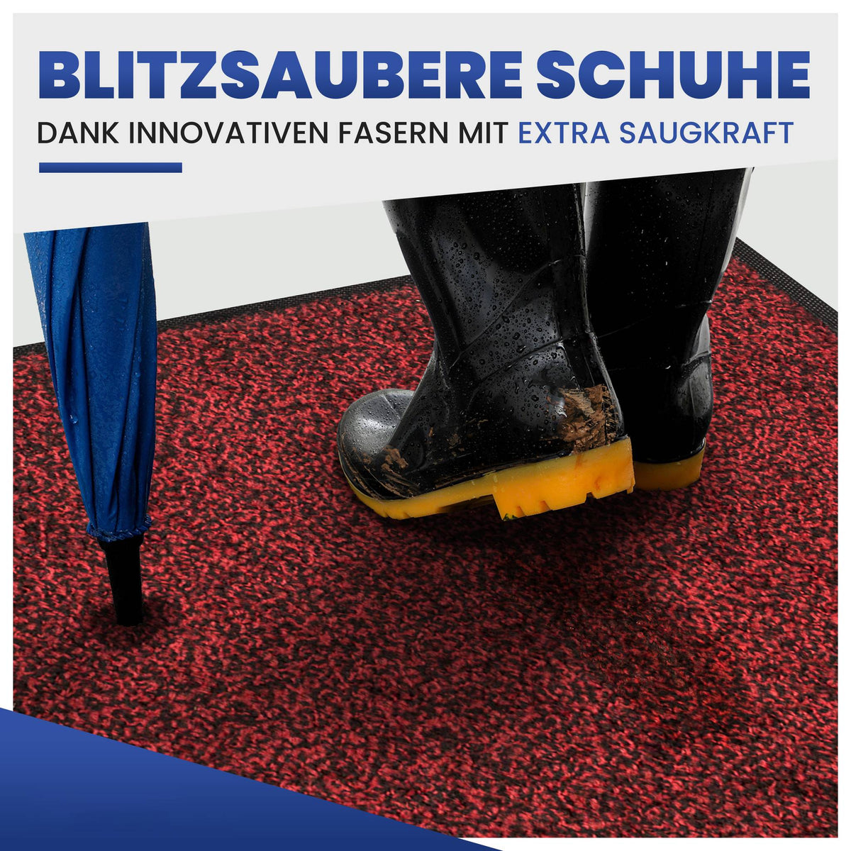 Nasse, schmutzige Gummistiefel und blauer Regenschirm auf roter Fußmatte, Text: blitzsaubere Schuhe dank extra Saugkraft