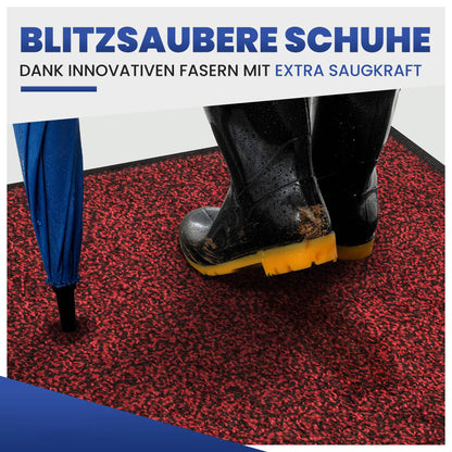 Nasse, schmutzige Gummistiefel und blauer Regenschirm auf roter Fußmatte, Text: blitzsaubere Schuhe dank extra Saugkraft